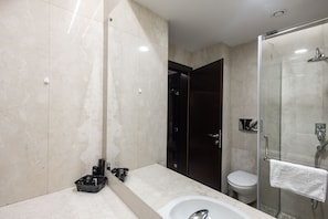 Habitación estándar con 2 camas individuales | Minibar, caja fuerte, escritorio y cortinas opacas