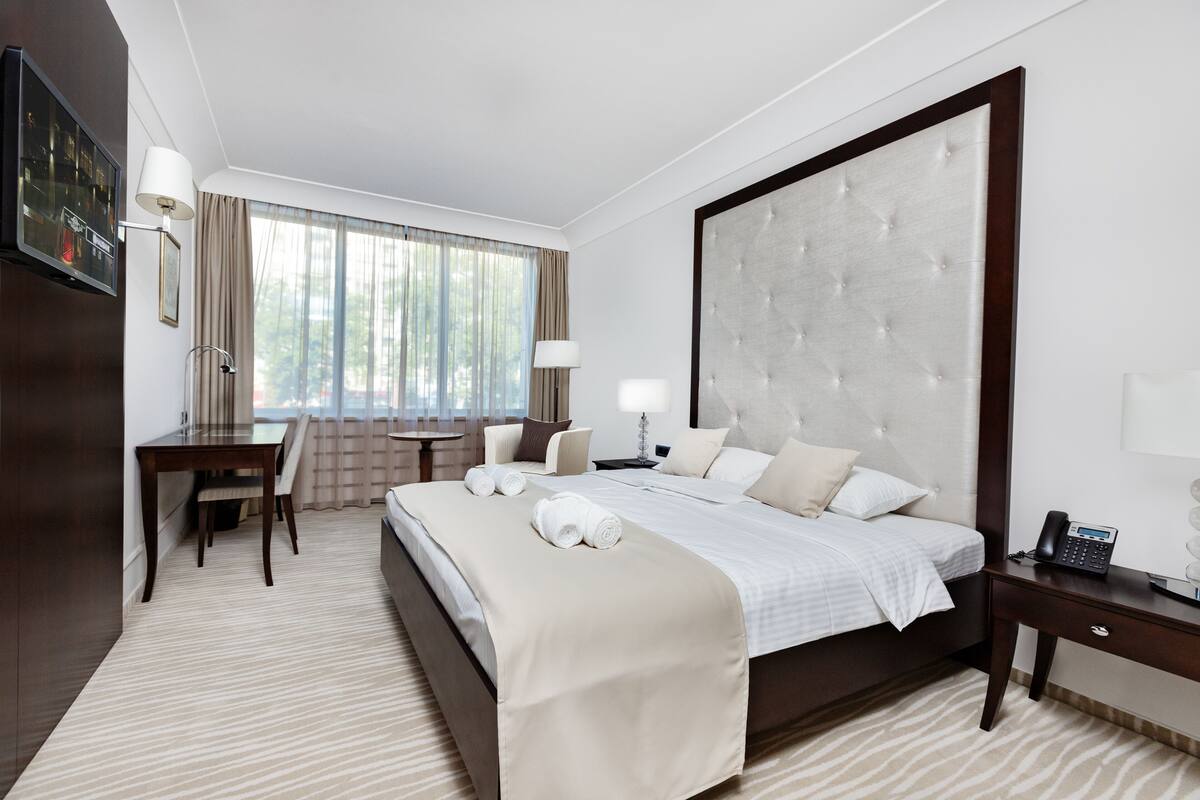 Standard Room, 1 Double Bed | Minibar, in-room safe, desk, blackout drapes