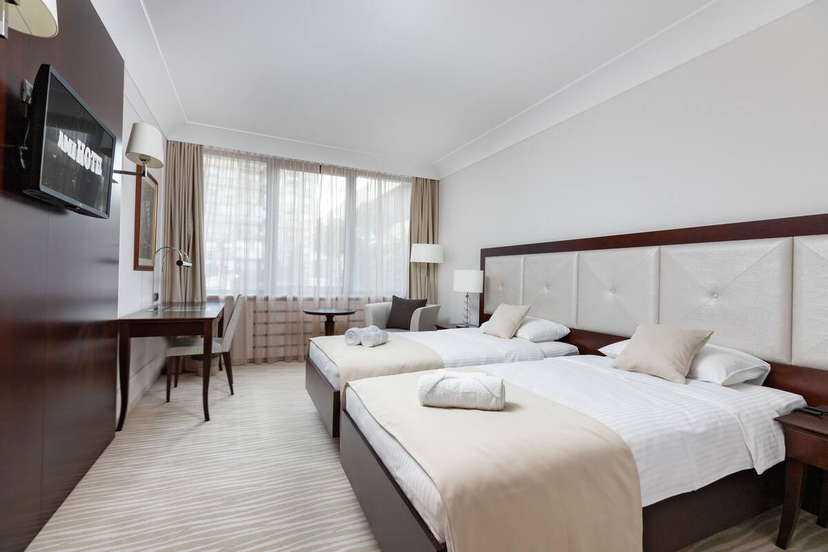 Standard Twin Room | Minibar, in-room safe, desk, blackout drapes