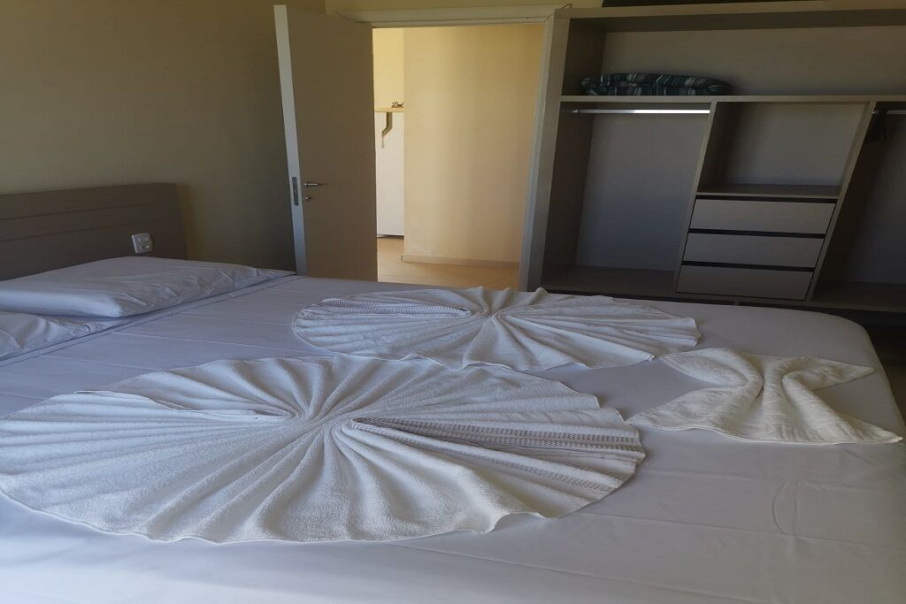 3 makuuhuonetta, työpöytä, ilmainen Wi-Fi, vuodevaatteet