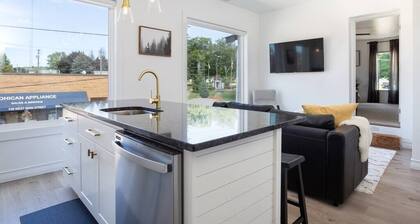 Sams Loft on Main St. 5 min to Mohican