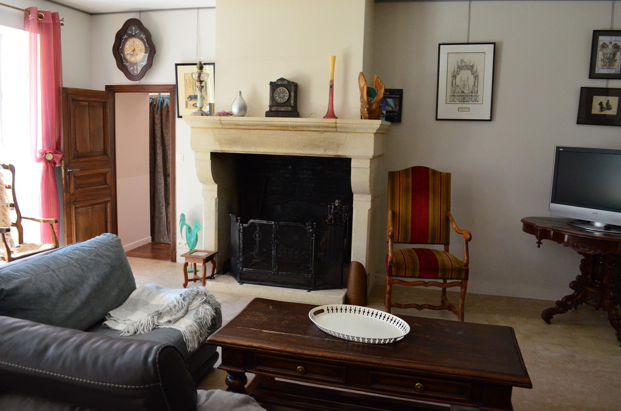 Smart TV, chimenea, videojuegos y reproductor de DVD 