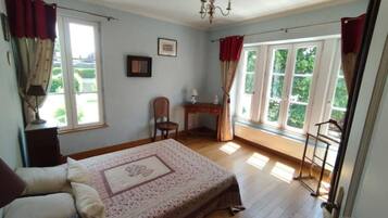 4 quartos, escrivaninha, ferros/tábuas de passar roupa, berço de viagem