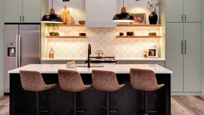 Coffee/tea maker, fridge, microwave, oven