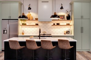 Fridge, microwave, oven, stovetop - Sams Townhouse by central park-5 min to mohican (Loudonville)