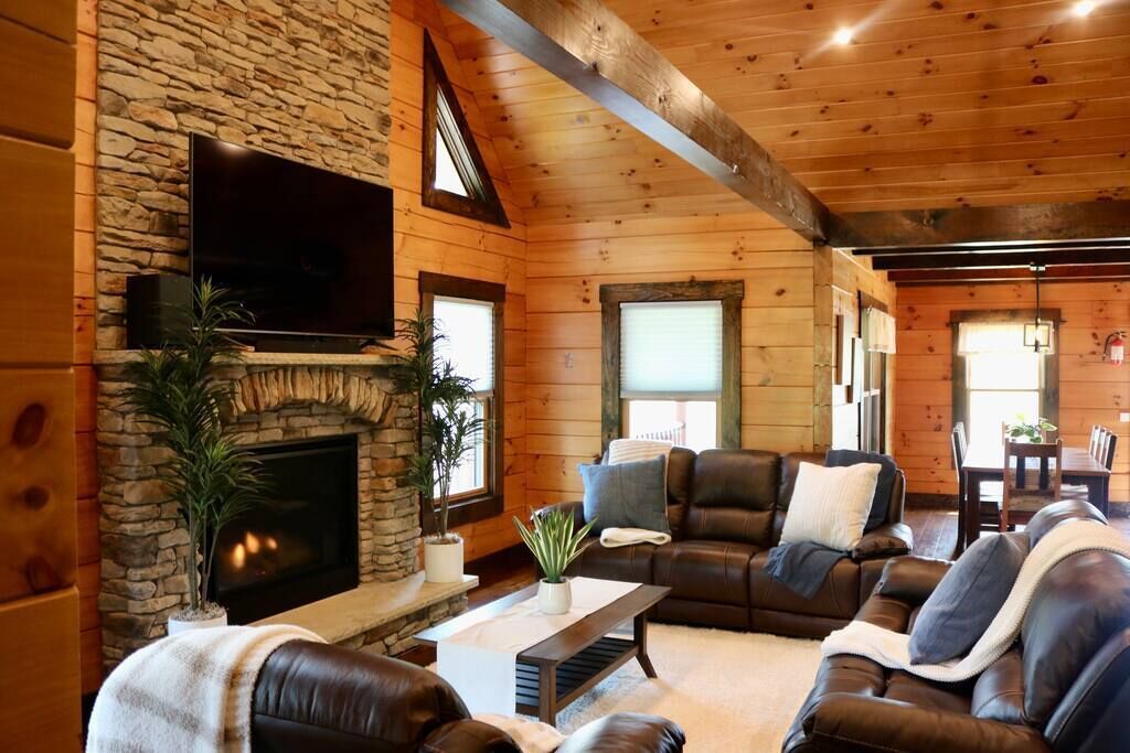 Televisie, een open haard en een tafeltennistafel