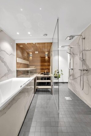 Baignoire et douche séparées, baignoire relaxante profonde