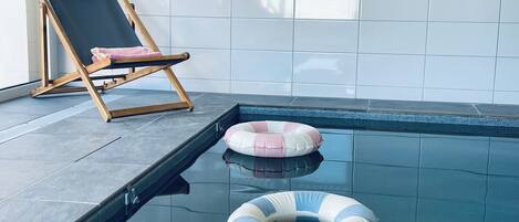 Una piscina cubierta, una piscina climatizada