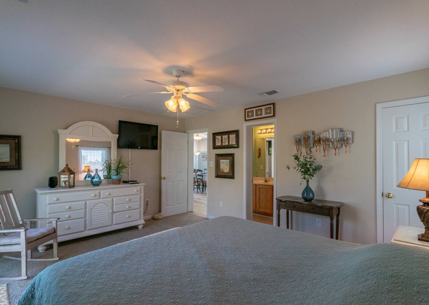 5 bedrooms, desk, iron/ironing board, free WiFi