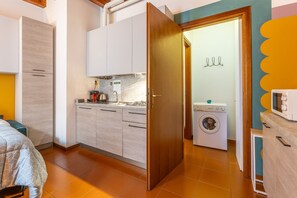 Cocina funcional con lavadora y microondas.