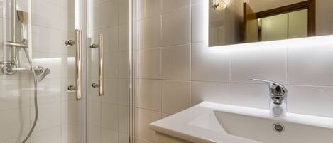 Shower, hair dryer, bidet, towels