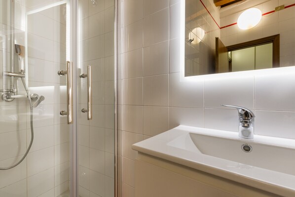 Douche, sèche-cheveux, bidet, serviettes fournies