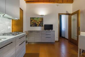 Wasserkocher mit Kaffee-/Teezubehör, Kühlschrank, Mikrowelle, Herdplatte