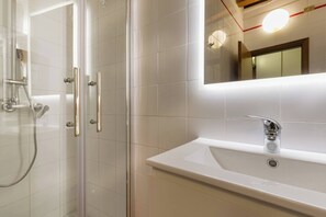 Regadera, secadora de cabello, bidet, toallas