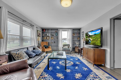 3 bedrooms Cape Cod  at an award wining vineyard -
Sparkling Ponds Winery 