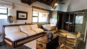 Luxury Suite, 1 King Bed | Living area