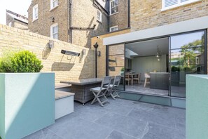Outdoor dining - Crondace Road by onefinestay (London)