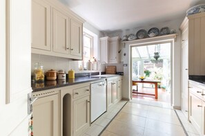 Kühlschrank, Mikrowelle, Geschirrspüler