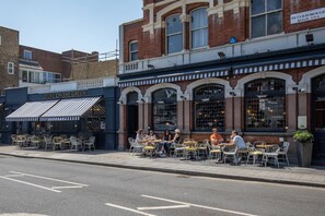 Outdoor dining - Lilyville Road III by onefinestay (London)