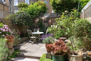 Outdoor dining - Lilyville Road III by onefinestay (London)