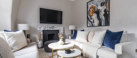 Een televisie en een open haard