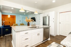 Interior - GameLounge~2KingBeds~PinkBedRoom~Gazebo~FirePit~SpookyNook~Walk2Mainst~Arcade (Hamilton)
