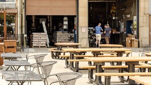Ein Gebäude mit der Beschriftung "Municipal Brew Works" und Außenbereich mit Tischen und Stühlen.