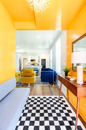 Smart TV, videojuegos, mesa de ping pong, libros