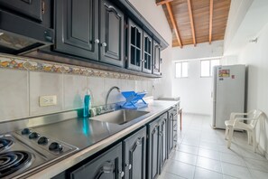 Geladeira, micro-ondas, talheres/pratos/utensílios de cozinha