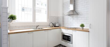 Loftsrom – comfort | Eget kjøkken | Kjøleskap, mikrobølgeovn, kokeplater og kaffetrakter/tekoker