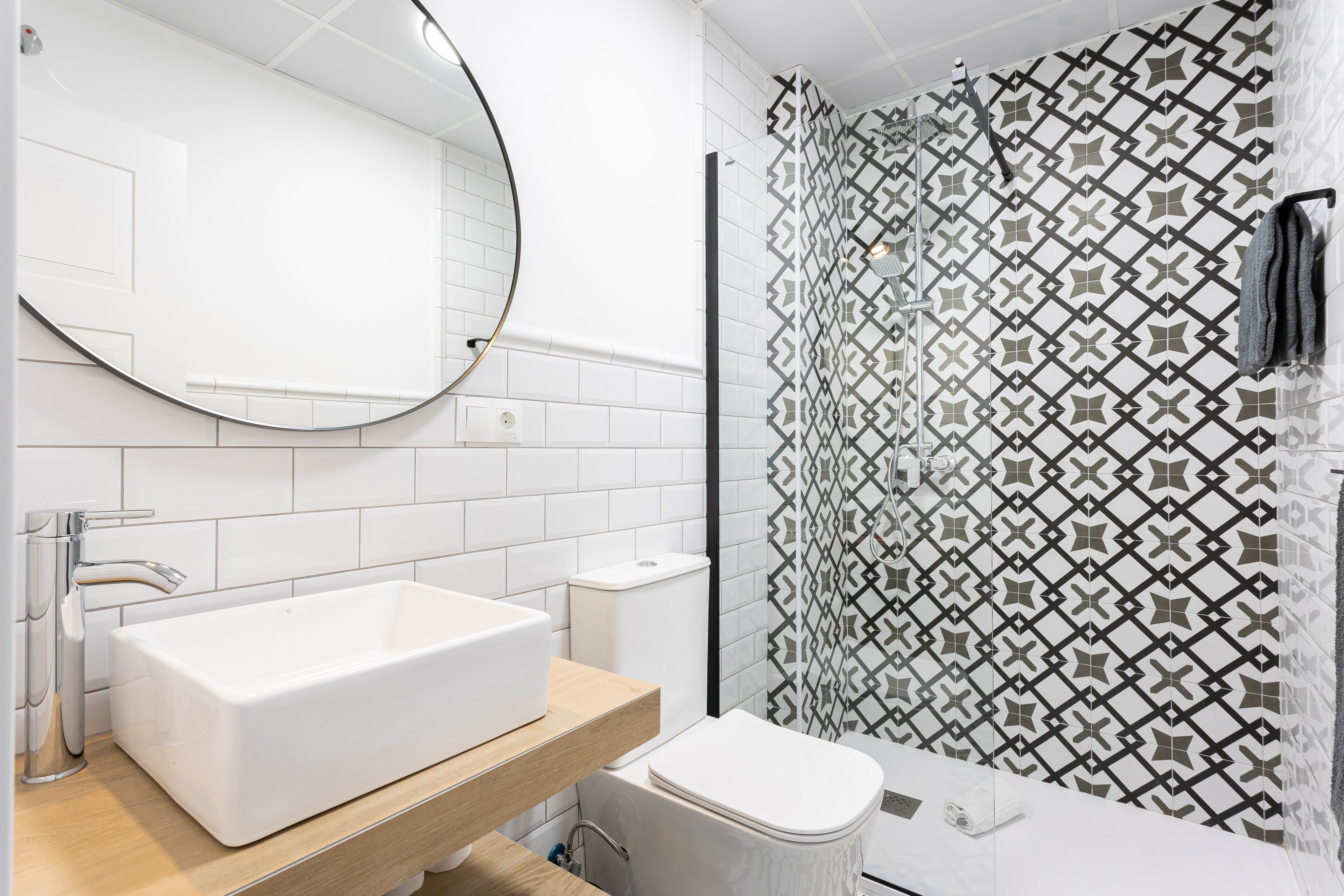 Comfort Loft | Bathroom | Shower, rainfall showerhead, hair dryer, towels