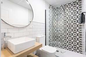 Loft Comfort | Badrum | Dusch, regndusch, hårtork och handdukar