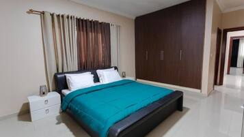 3 bedrooms, iron/ironing board, WiFi, bed sheets