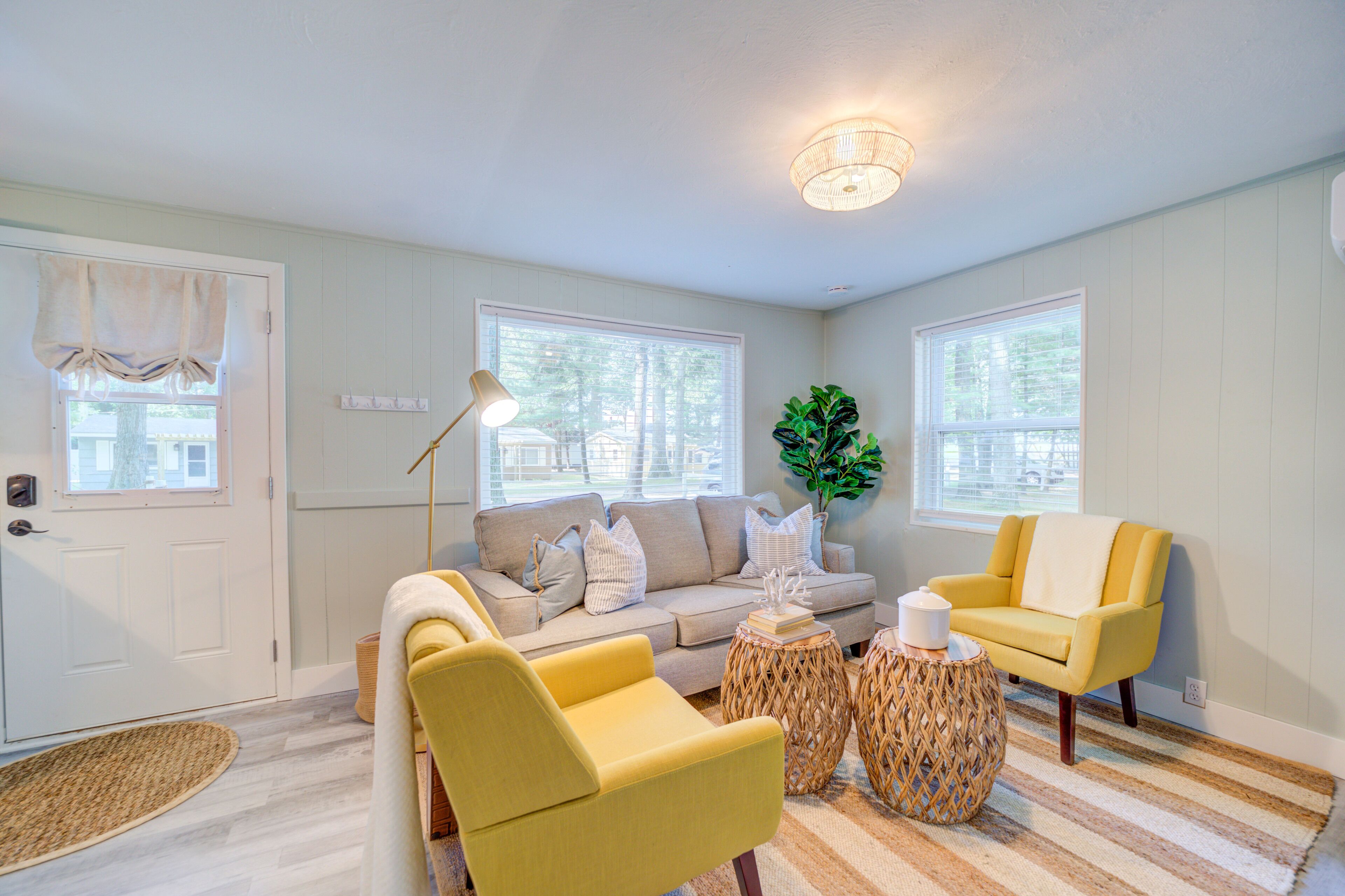 デラックス キャビン | リビング エリア | 50 インチのスマートテレビ (デジタル放送視聴可)、ストリーミングサービス