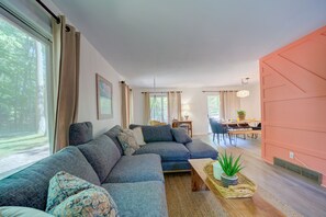 Hus | Vardagsrum | 50-tums smart-tv med digitalkanaler och streamingtjänster