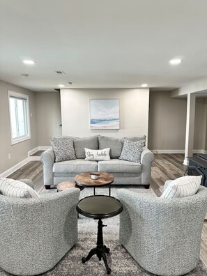 TV, books, stereo - River Refresh - Waterfront with Spa on Placid Bay (Colonial Beach)