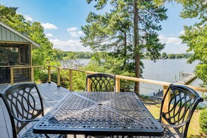 Outdoor dining - River Refresh - Waterfront with Spa on Placid Bay (Colonial Beach)