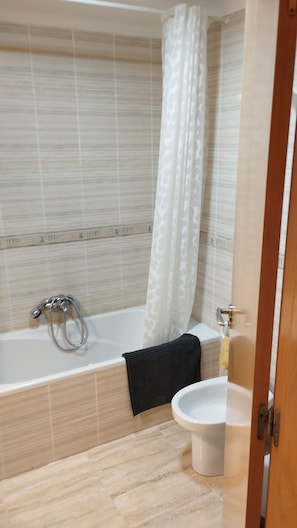 Haartrockner, Bidet, HandtĂŒcher, Seife