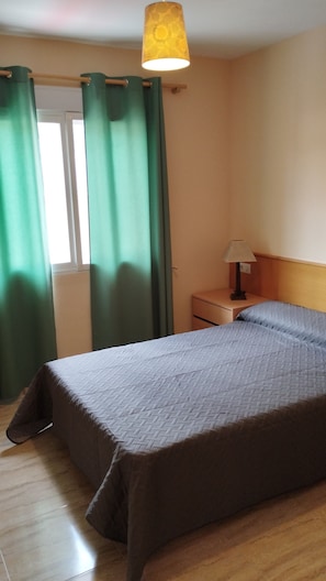 2 makuuhuonetta, silitysrauta/-lauta, vauvan matkasänky, vuodevaatteet