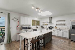 Hus (3 Bedrooms) | Eget kök | Mikrovågsugn, mixer, grytor/köksredskap och pappersservetter