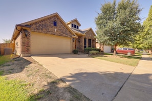 House (5 Bedrooms) | Interior - 6 Mi to Dtwn Mansfield! Family Getaway w/ Patio (Mansfield)