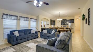 House (5 Bedrooms) | Interior