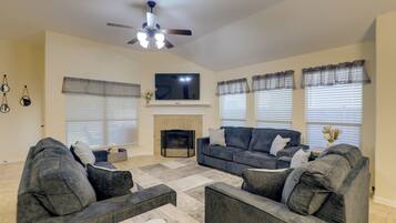 House (5 Bedrooms) | Interior