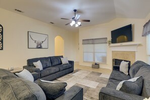 House (5 Bedrooms) | Interior - 6 Mi to Dtwn Mansfield! Family Getaway w/ Patio (Mansfield)