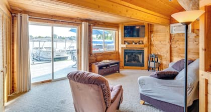 Lakefront Wisconsin Escape w/ Boat Dock & Kayaks!