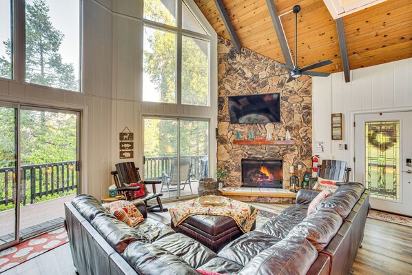 House (3 Bedrooms) | Interior - 2 Mi to Skypark at Santa's Village: Family Cabin (Lake Arrowhead)