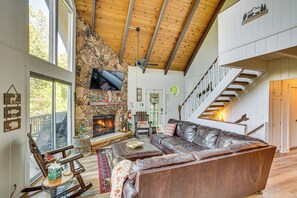 House (3 Bedrooms) | Interior - 2 Mi to Skypark at Santa's Village: Family Cabin (Lake Arrowhead)