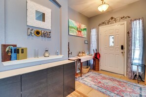 House (6 Bedrooms) | Interior