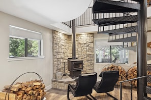 House (6 Bedrooms) | Interior