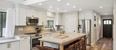 House (6 Bedrooms) | Interior